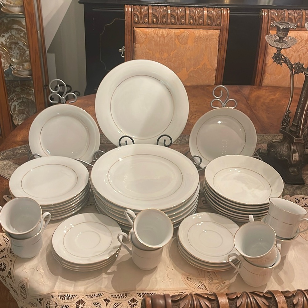 Sakura Fine China Classic Gold 40 pc Dinnerware set